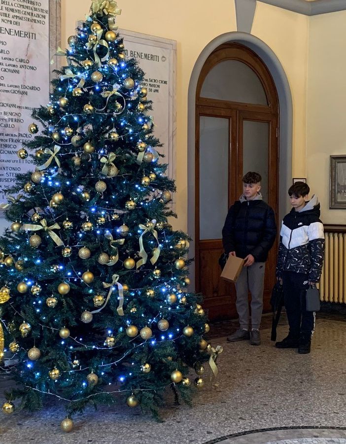 Illuminazioni natalizie smart nelle scuole e in Comune grazie agli studenti dell’Enaip