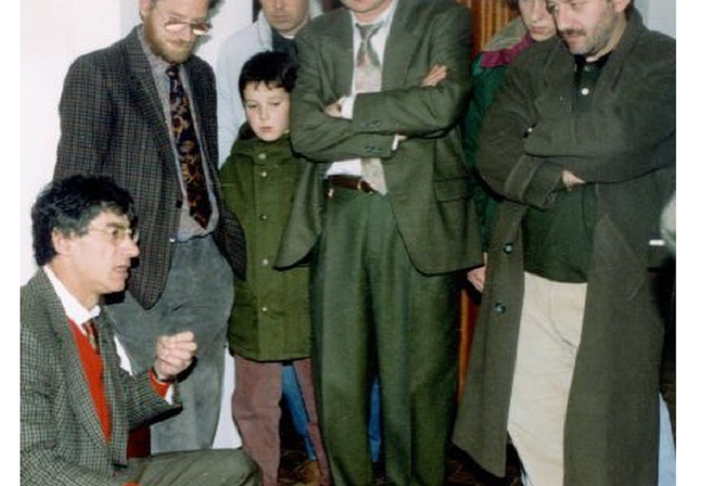 Andrea Cassani, bambino, ascolta Umberto Bossi. A poca distanza, Roberto Maroni (foto dalla pagina Fb del sindaco)