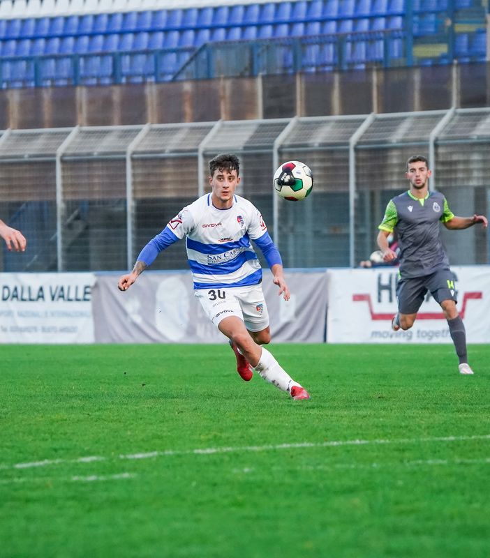 Un'azione della partita all'andata