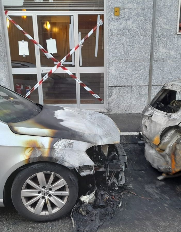 Veicoli in fiamme a Busto, la notte da incubo dei condomini: «Ci siamo svegliati con il fumo in casa»