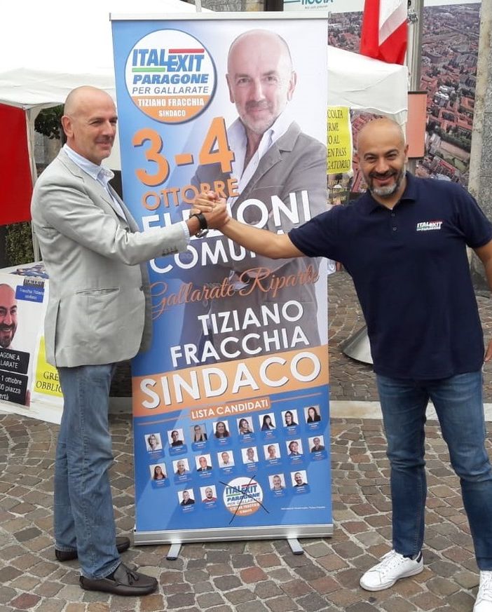 Gianluigi Paragone con Tiziano Fracchia a Gallarate, in piazza Libertà