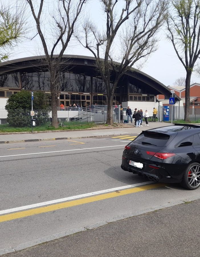 L'auto, lasciata troppo vicino alle &quot;zebre&quot;, poteva nascondere fino all'ultimo eventuali bambini intenzionati ad attraversare