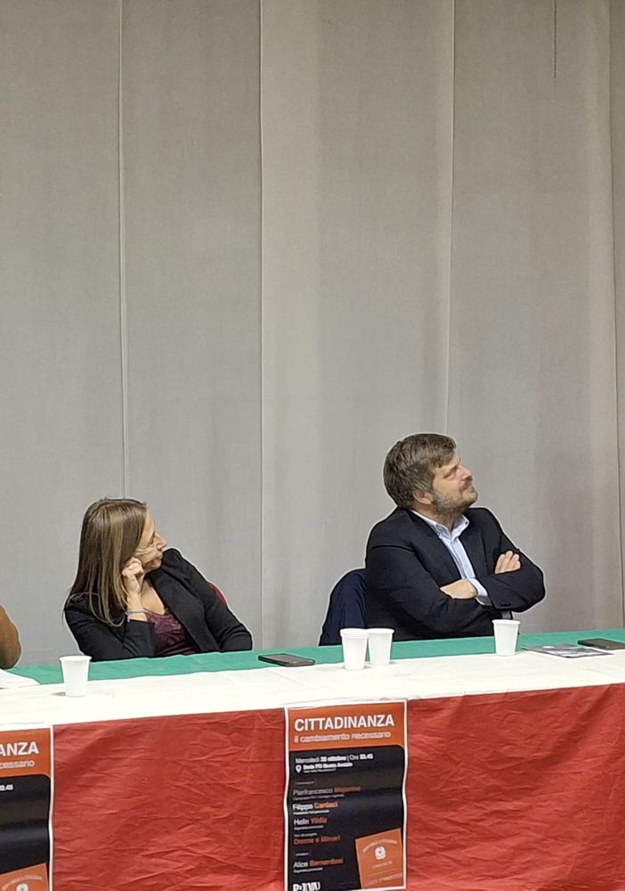 Filippo Cardaci, Alice Bernardoni e Pierfrancesco Majorino ascoltano vicissitudini e paradossi raccontati da  Xhuljano Banaj