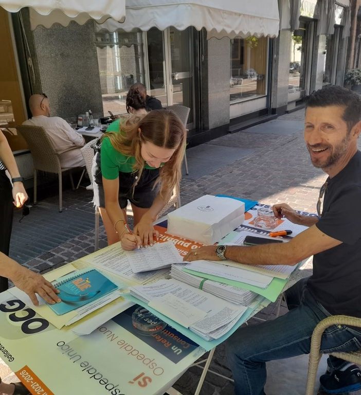 Massimo Gnocchi a uno dei tanti gazebo organizzati per la petizione