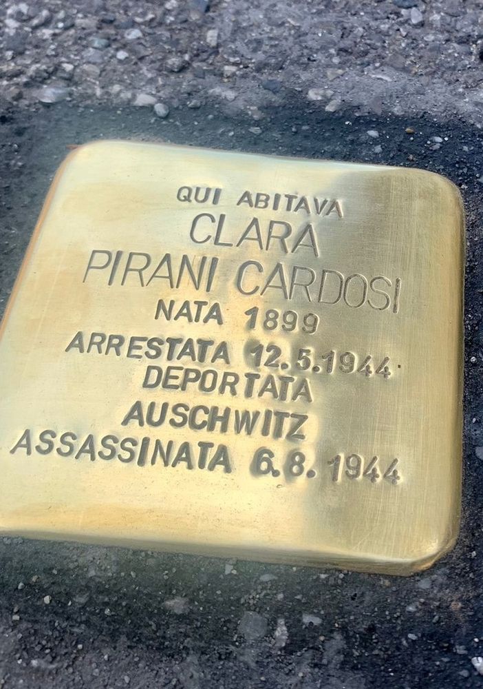 La pietra d'inciampo all'angolo tra via Palestro e via Del Popolo