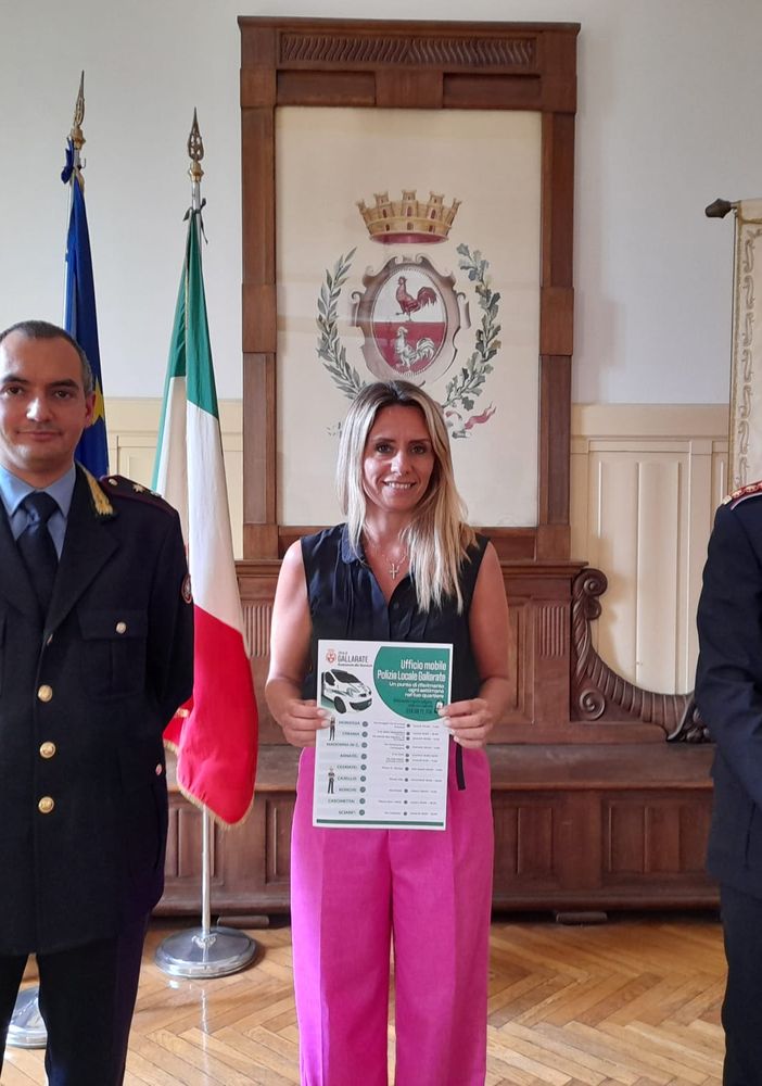 Da sinistra, il vicecommissario Risi, l'assessore Caruso e il comandante Giannini (nella foto in fondo all'articolo anche il sindaco Cassani)
