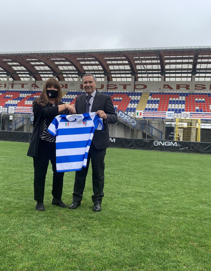 Domenico Citarella con Patrizia Testa sul prato dello stadio Speroni di Busto