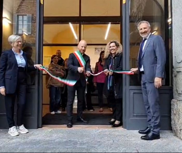 Il taglio del nastro in Comune, a Fagnano Olona