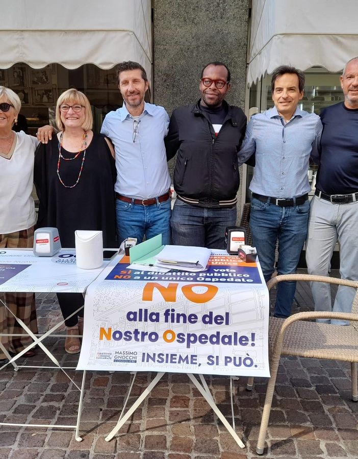 Raccolta firme per l'ospedale di Gallarate - Il banchetto dopo la consegna