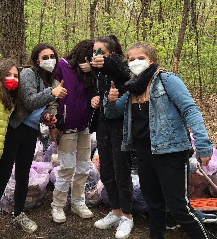 Cinque ragazze dal “pollice verde” ripuliscono dai rifiuti il bosco di Marnate