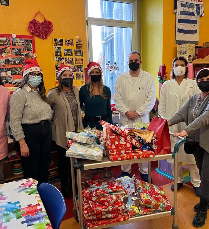 Le maestre della scuola Ada Negri aiutanti di Babbo Natale in pediatria: «Quest’anno c’è stata la magia»