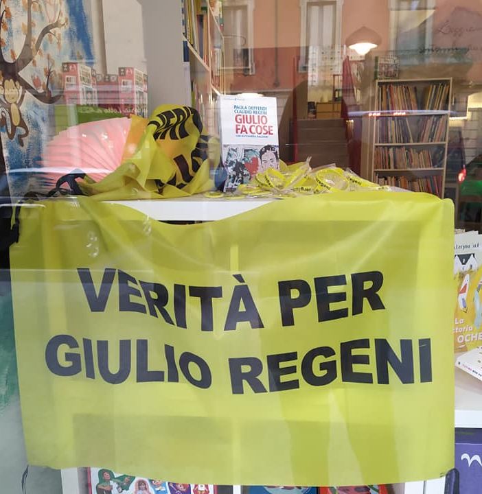 La vetrina della libreria &quot;Storie sotto coperta&quot;