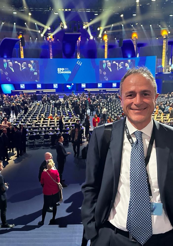 Marco Reguzzoni in una foto scattata in Romania al congresso del Partito Popolare Europeo
