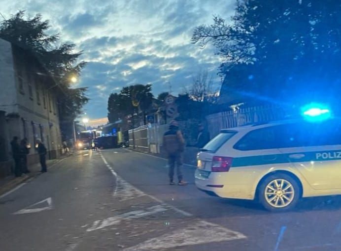 Un’auto si ribalta a Olgiate causando una fuga di gas da un'abitazione