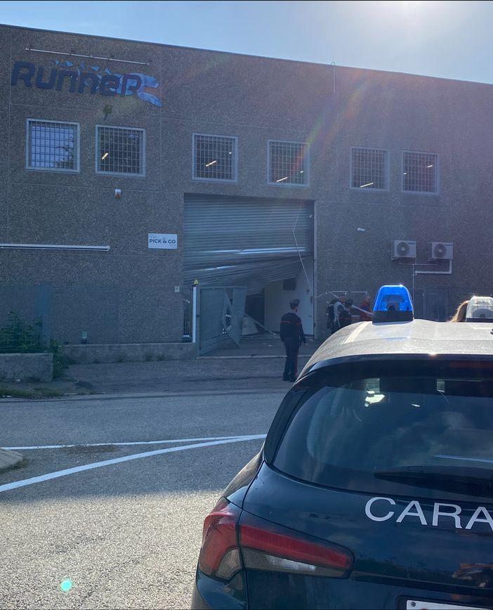 Spaccata alla Runner di Fagnano: banda di professionisti all'opera, ingente la refurtiva