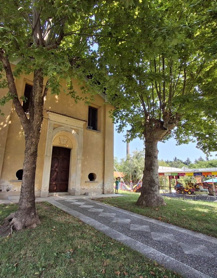 Accanto alla chiesa di Sant'Anna, le giostre sono pronte a partire