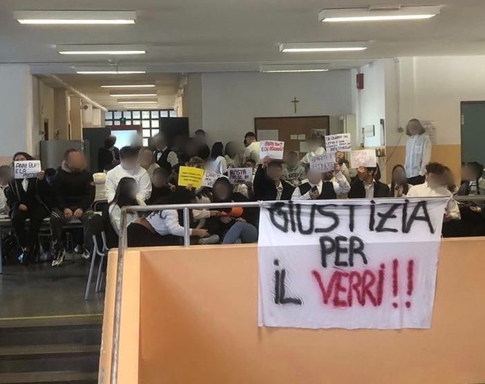 FOTO. Gli studenti di nuovo in sciopero: «Giustizia per il Verri»