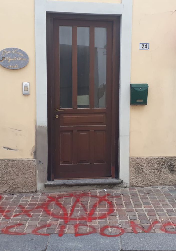 I no vax vandalizzano la sede Pro Loco di Olgiate Olona