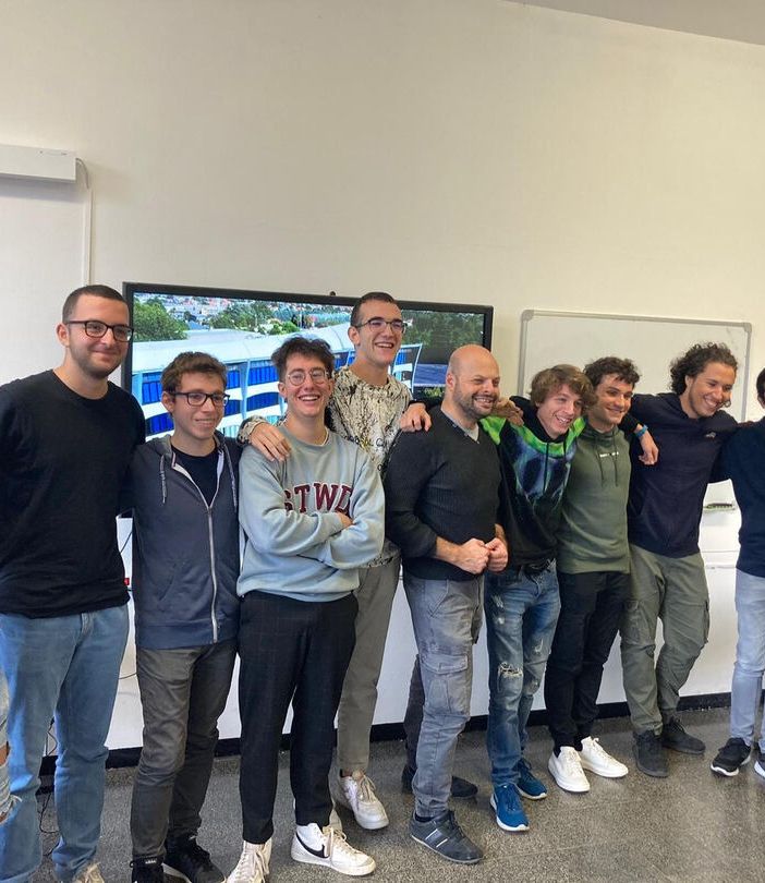 Nella foto, gli studenti e il professore dell'Isis Cipriano Facchinetti di Castellanza, terzo classificato