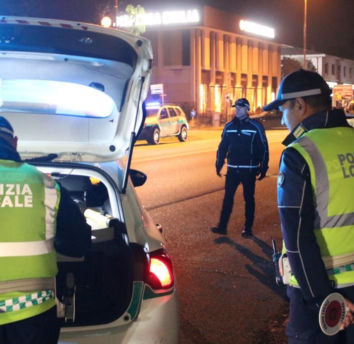 FOTO. Operazione Smart: 243 multe, una denuncia per spaccio e clandestinità, sette patenti ritirate e nove tra fermi e sequestri
