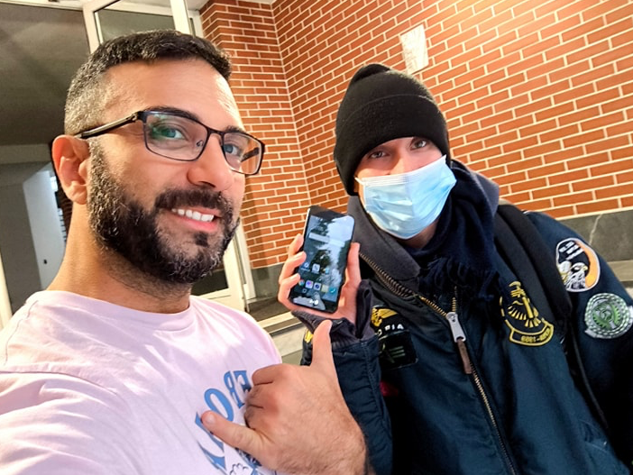 Green Nerd consegna un telefono alla vittima del furto