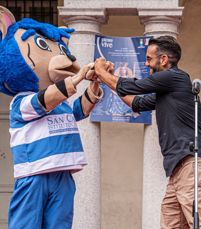 La mascotte saluta Ricky Colombo e tutti i protagonisti e i fans nelle foto di Marco Giussani
