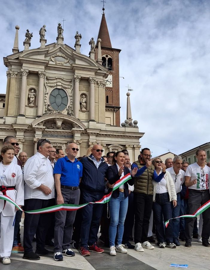 Il taglio del nastro in piazza San Giovanni