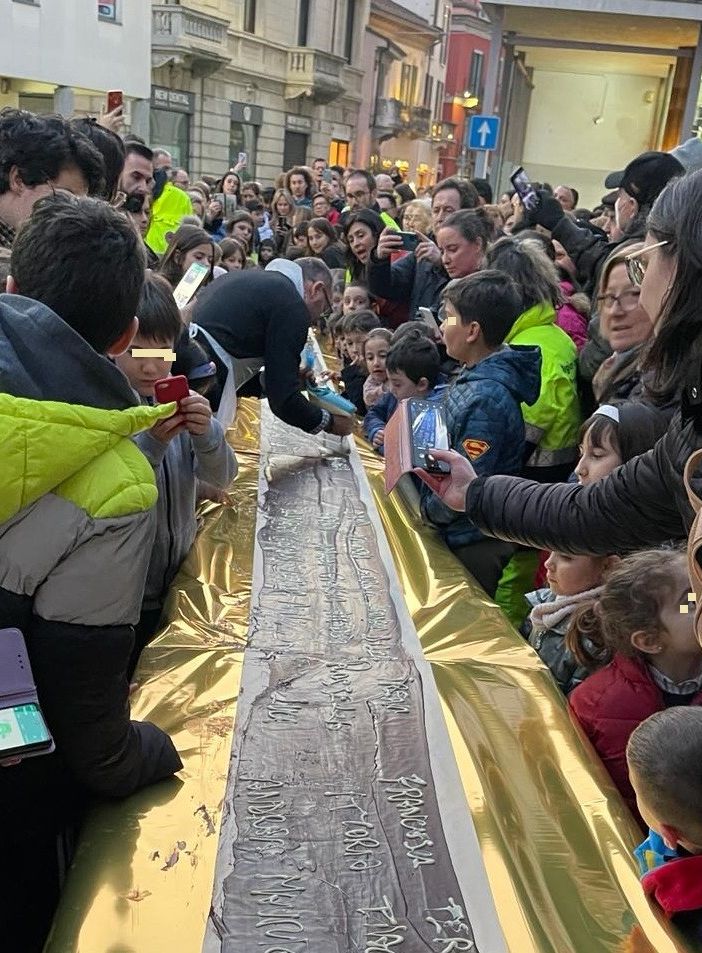 Foto e firme per la star dell'edizione 2023 di Chocomoments: la tavoletta da 15 metri