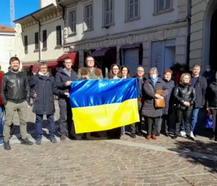 Politici gallaratesi e cittadini ucraini uniti dietro la bandiera gialloblu, al termine dell'incontro ospitato da palazzo Borghi