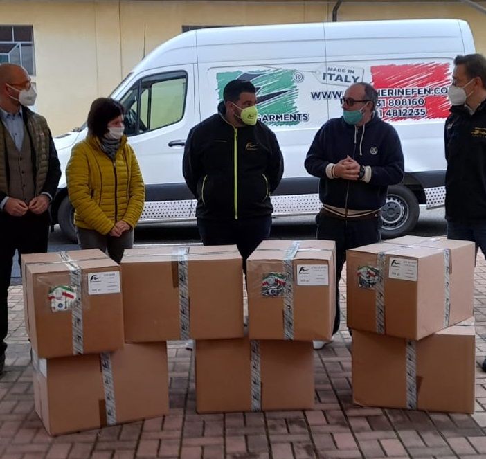 La consegna delle 15.000 mascherine. Da sinistra, Gianluca Albe', Elena Rivolta, Paolo Dragonetti, Dario Cosmotti, Daniele Barbone