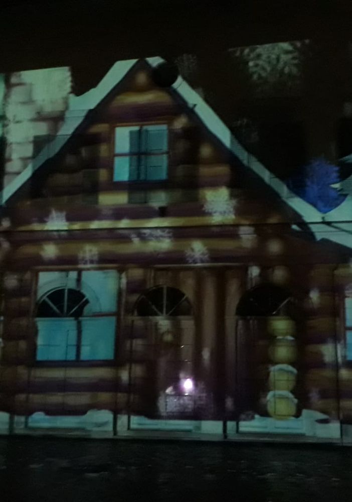 Castellanza: la favola del Natale sulla facciata di Palazzo Brambilla