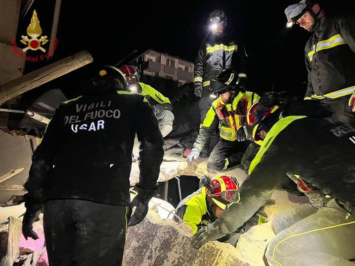 Foto dei vigili del fuco impegnati in Siria e Turchia per soccorrere la popolazione