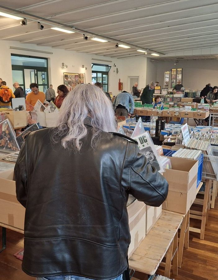 FOTO - L’irresistibile tentazione del vinile, oltre la scaramanzia: 17esimo successo al Museo del Tessile
