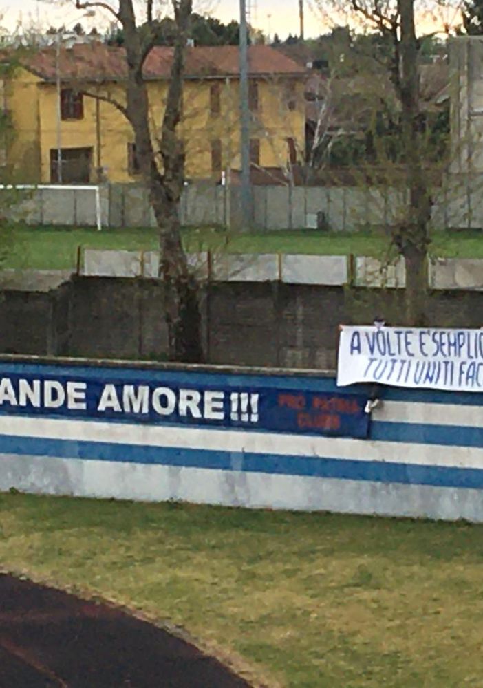 Lo striscione comparso all'inizio della partita allo Speroni