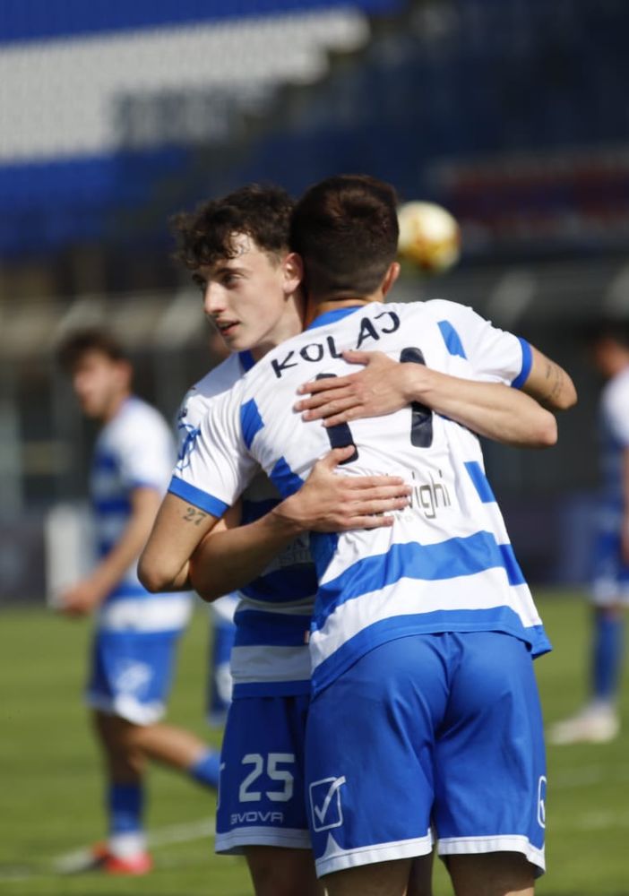Kolaj abbracciato dopo il gol  e le immagini incalzanti del match (foto di Marco Giussani)