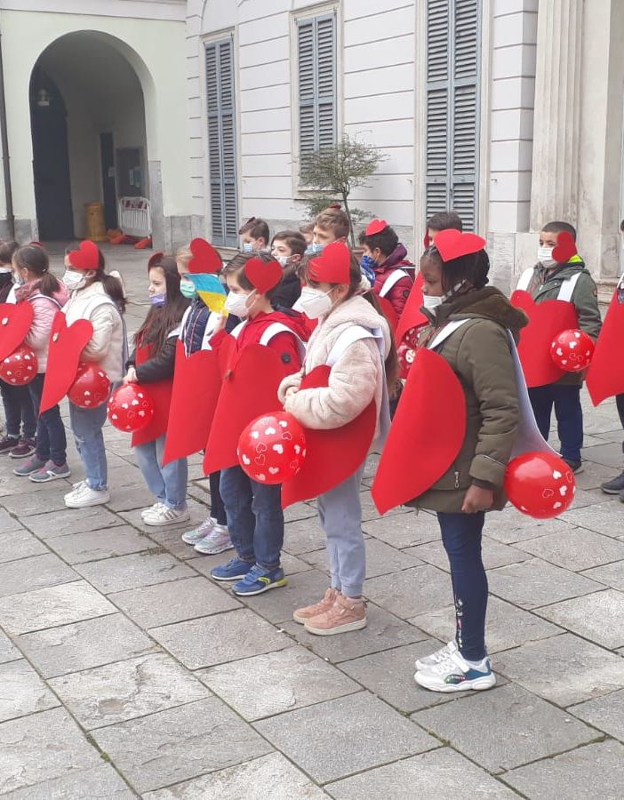 VIDEO. Piccoli grandi cuori di pace a Castellanza: un flash mob per dire no alla guerra