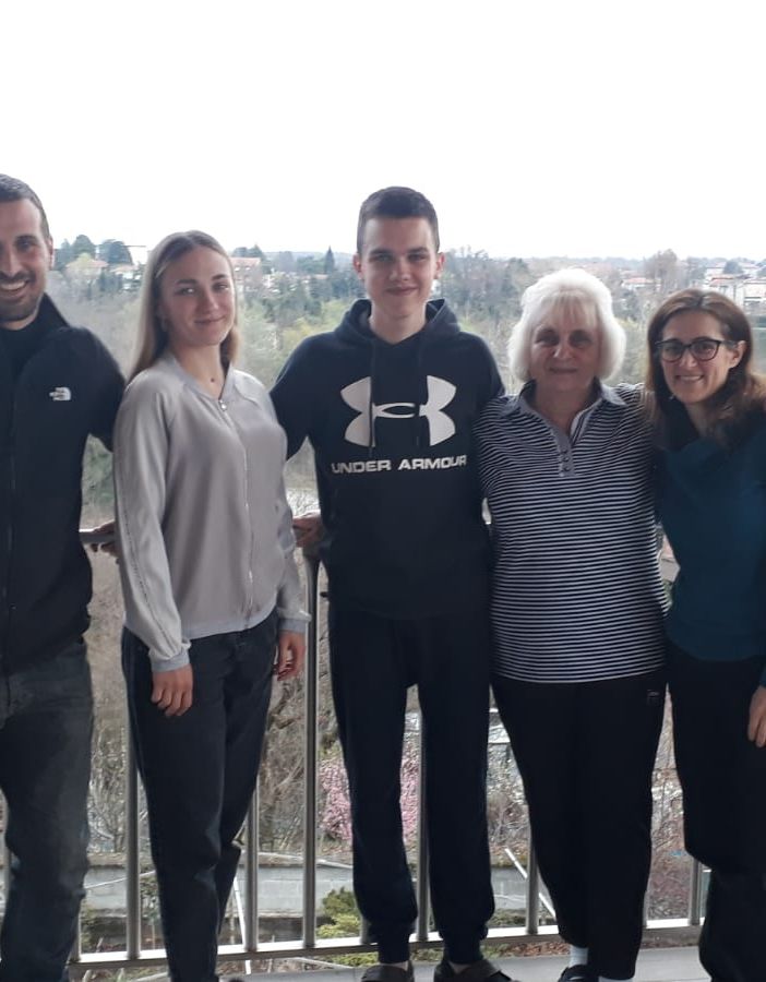 La nuova famiglia di Natalia che raggiunge la nonna a Olgiate