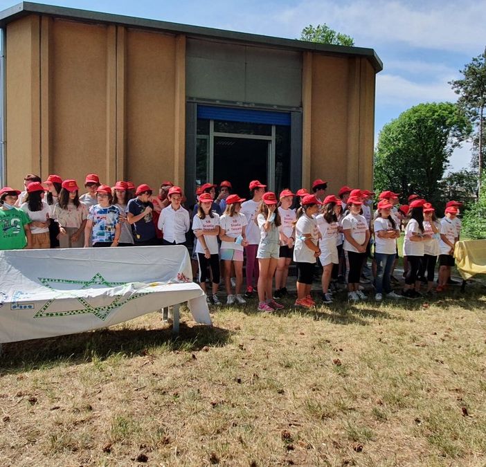 Ultima campanella, classi quinte in festa alla scuola Toscanini e saluto alla maestra che va in pensione