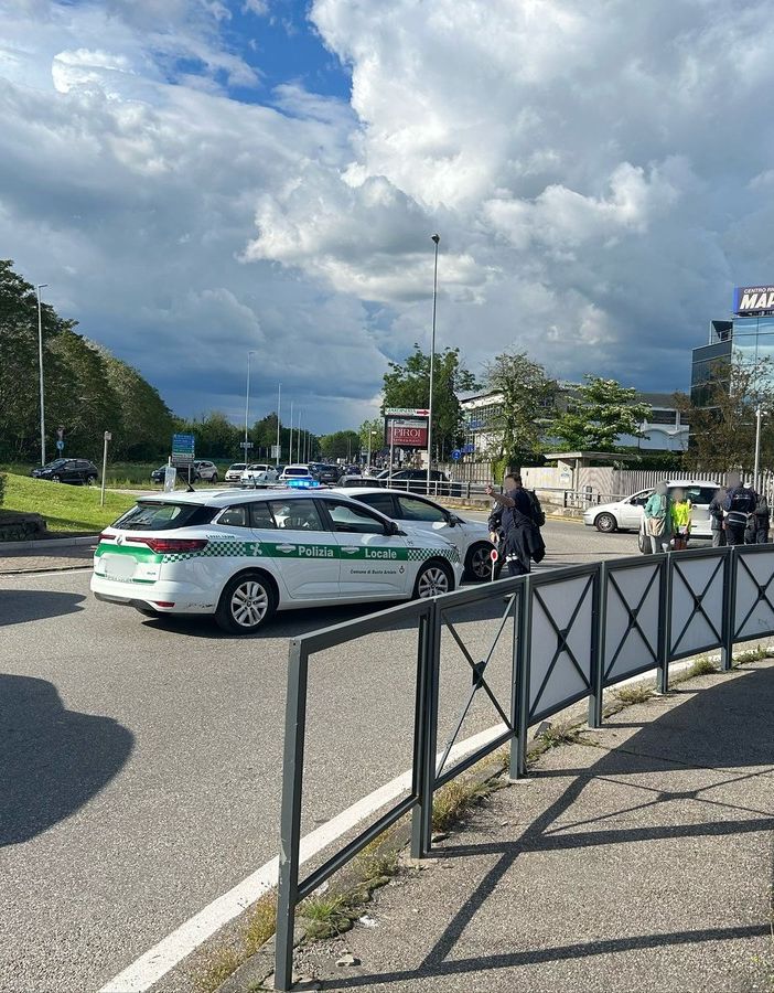 Tamponamento alla rotonda di via Busto-Fagnano: traffico in tilt