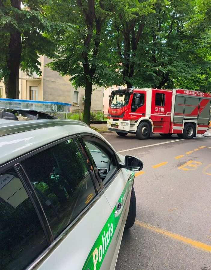 Busto, camion perde fusti con acido cloridrico. Evacuati i passeggeri di un autobus