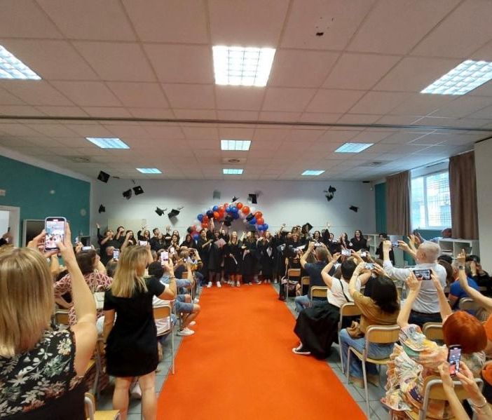 Alla Middle School Acof una raffica di 10 e due lodi. Boom per l'indirizzo sportivo, al via tre classi prime