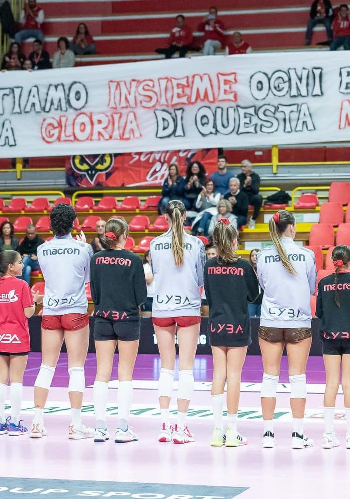 Uyba, tutta la delusione dei tifosi: «Illusi e abbandonati da Velasco. Piena fiducia in squadra e società»