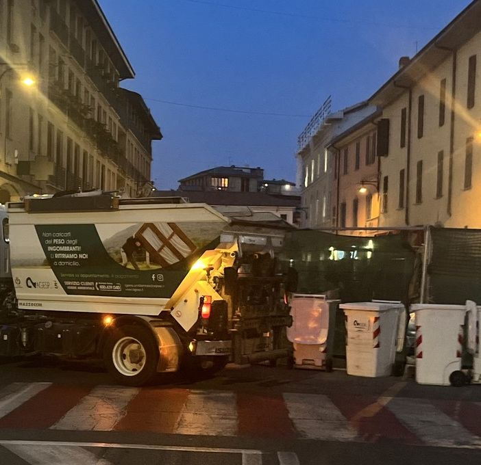 La raccolta rifiuti serale nel centro di Busto