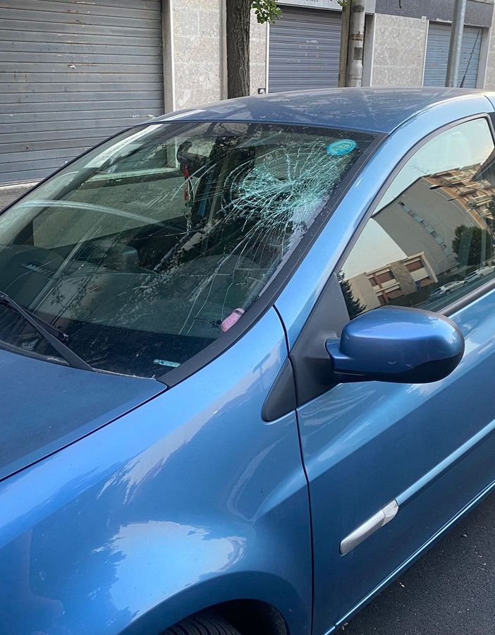 Aggredisce un'anziana, poi gli agenti