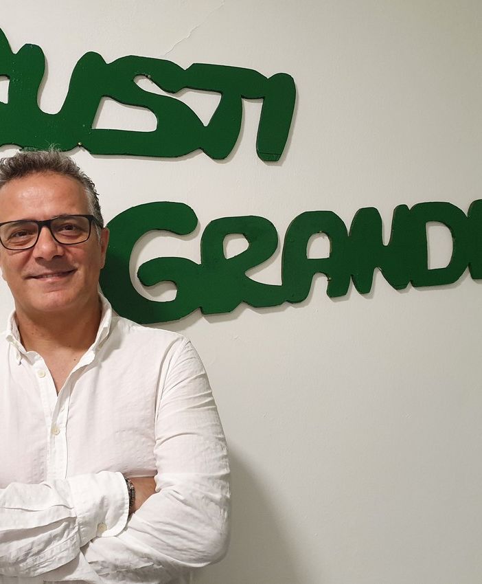 Il segretario Albani. Sotto, con il direttivo e altri militanti