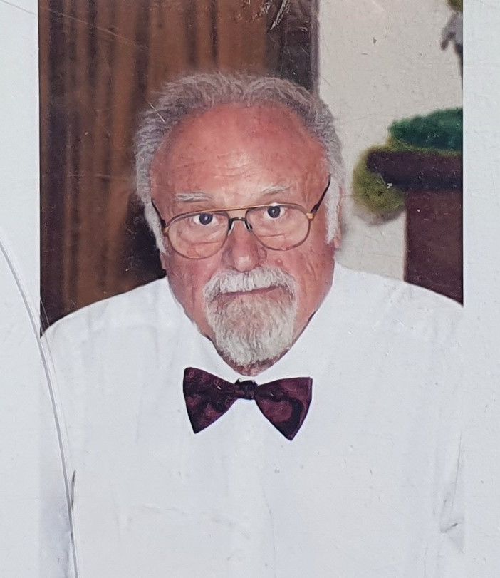 Alberto Mereghetti. Sotto, con l'amico Ginetto Grilli e i caviardage realizzati sulle pagine del libro che racconta la sua storia