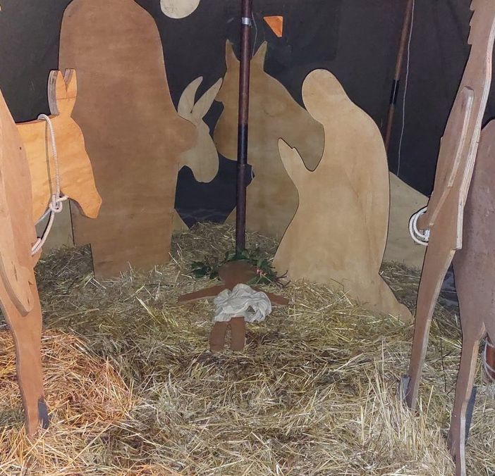 Il presepe in piazza San Giovanni con il Bambino e gli alpini