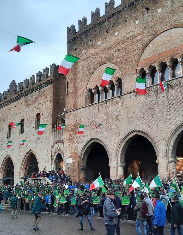 Un centinaio di alpini da Busto Arsizio a Rimini: «Questo raduno riempie il cuore»