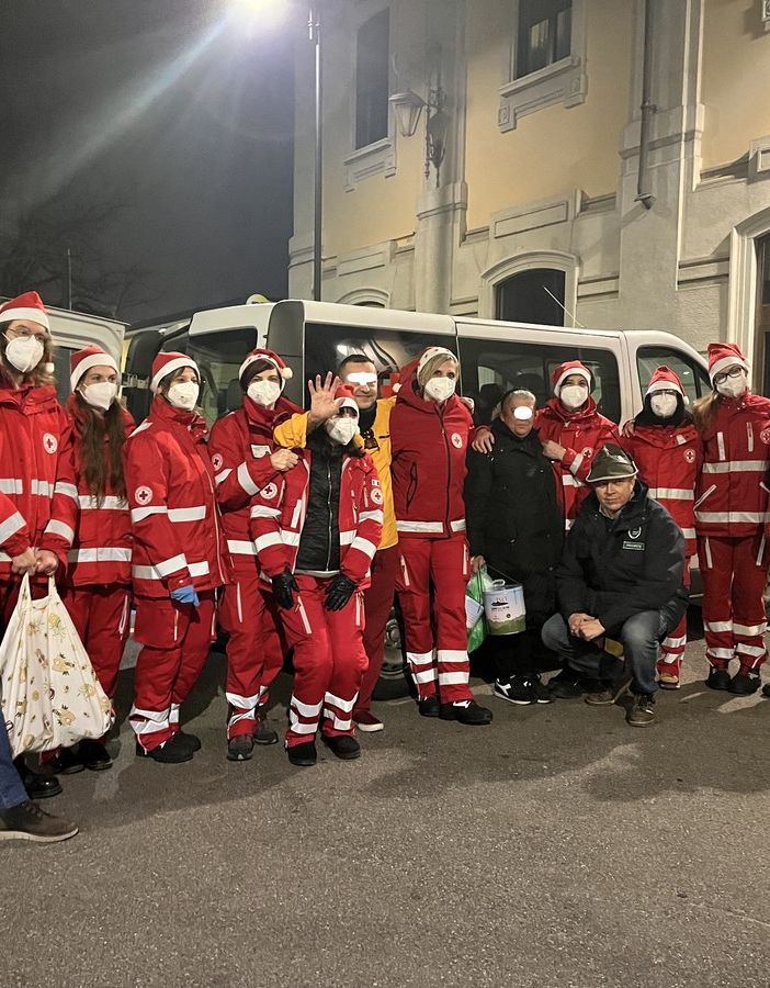 VIDEO. Alla stazione centrale di Busto è già Natale per i clochard grazie all'amicizia
