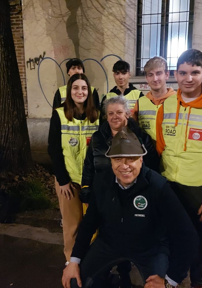 I ragazzi con gli alpini e la Croce Rossa di Busto: serviranno anche i pasti ai clochard